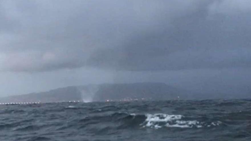 Captura del vídeo realizado por el marinero de Bueu desde su barco a la manga marina, al fondo. // I.S.