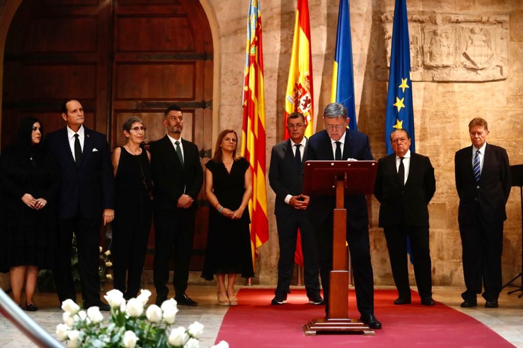 Autoridades políticas y sociales reciben el féretro de Grisolía en el Palau de la Generalitat