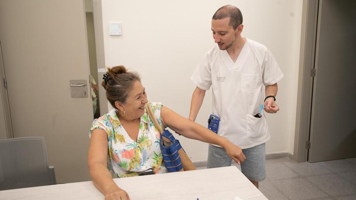 Un sanitario atiende a una mujer en un centro de salud de València en una imagen de archivo.