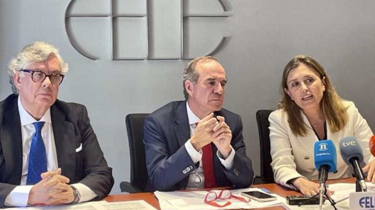 Por la izquierda, Juan Vieites, Juanma Vallejo y María Calvo, en su reunión en León.