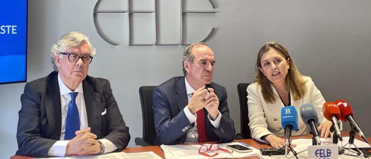 Por la izquierda, Juan Vieites, Juanma Vallejo y María Calvo, en su reunión en León.