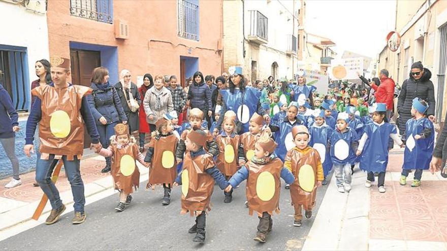 Niños y adultos se desinhiben en la fiesta de Don Carnal