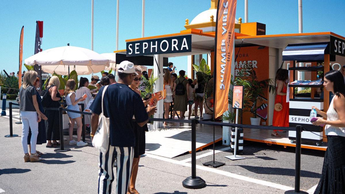 Turistas prueban los productos cosméticos en la ‘pop up’ experiencial de Sephora en Puerto Banús.