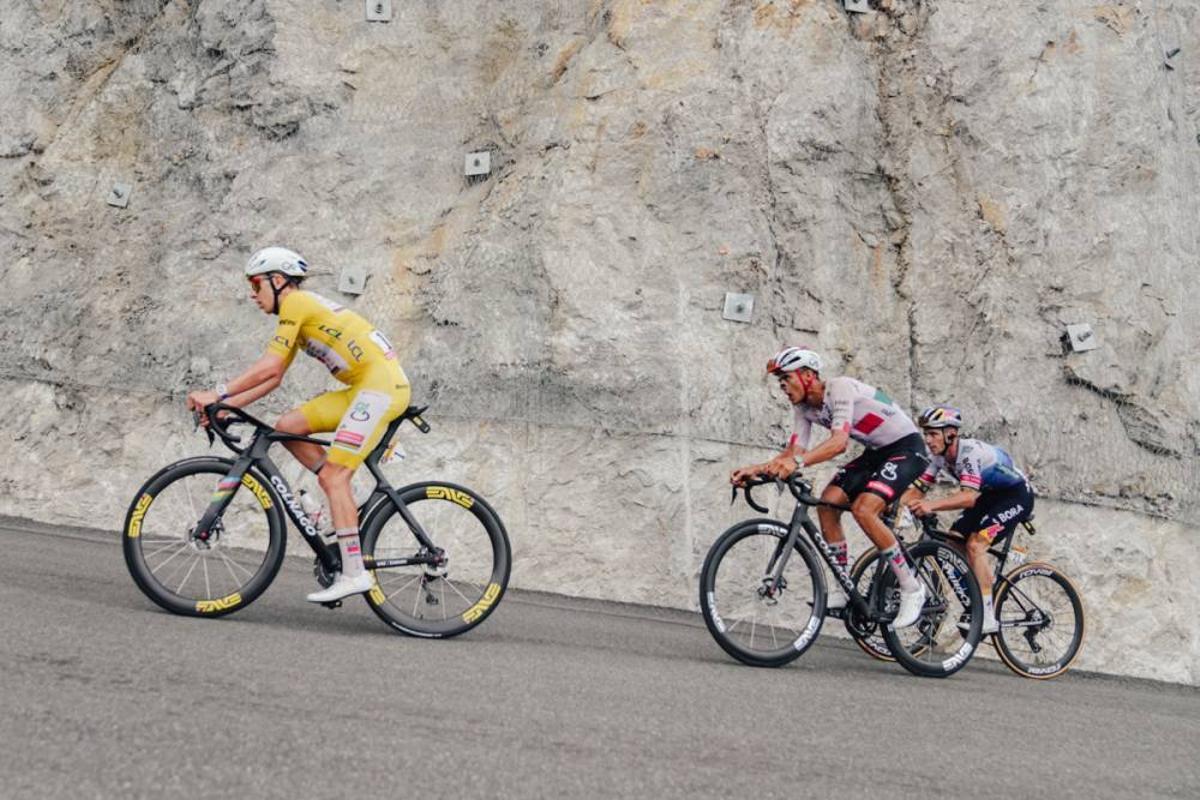 Pogacar conduce la subida a meta con Evenepoel y Del Toro a rueda.