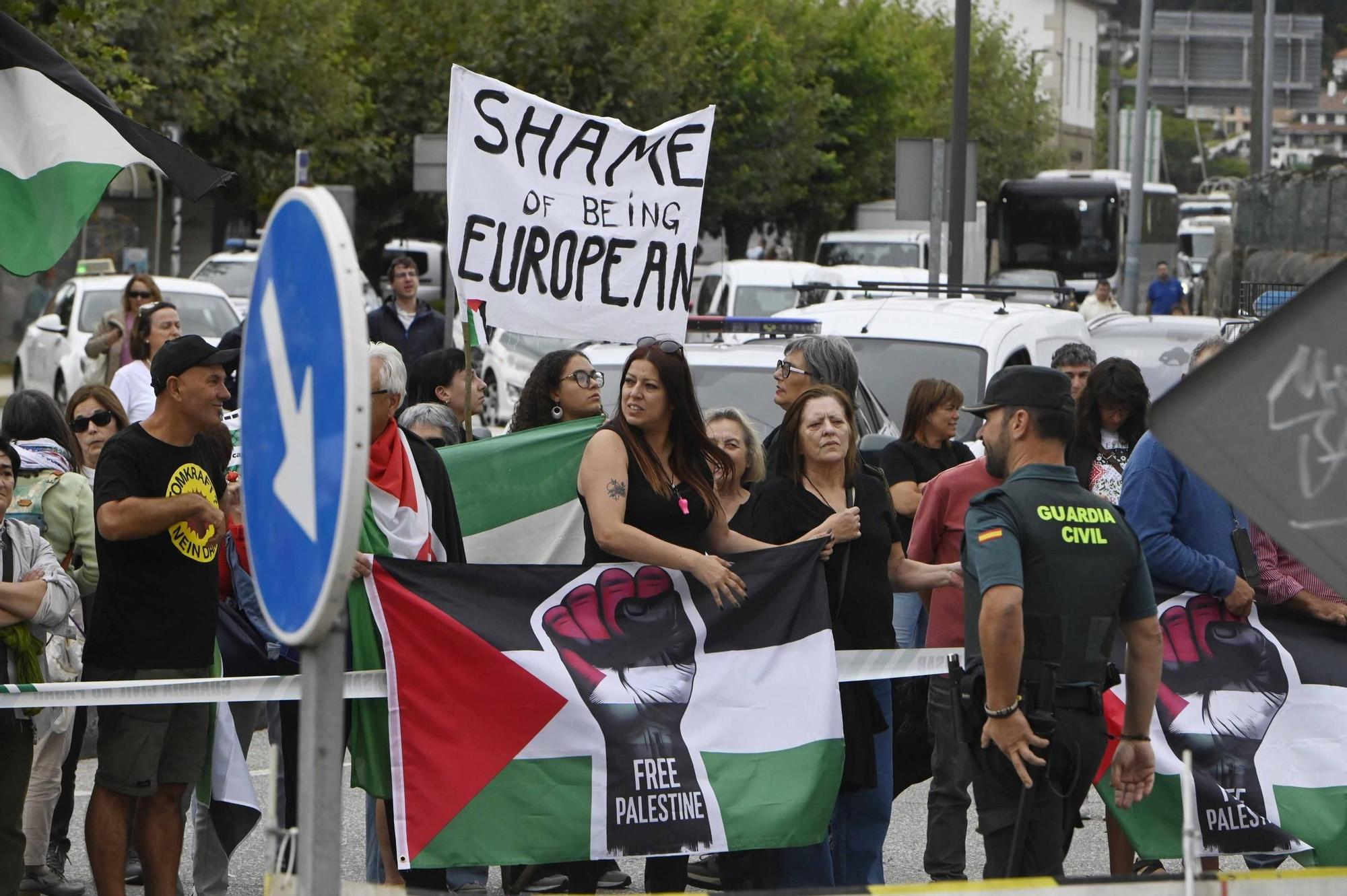 Concentraciones contra el equipo de Israel por el genocidio en Gaza durante el paso de La Vuelta por Pontevedra