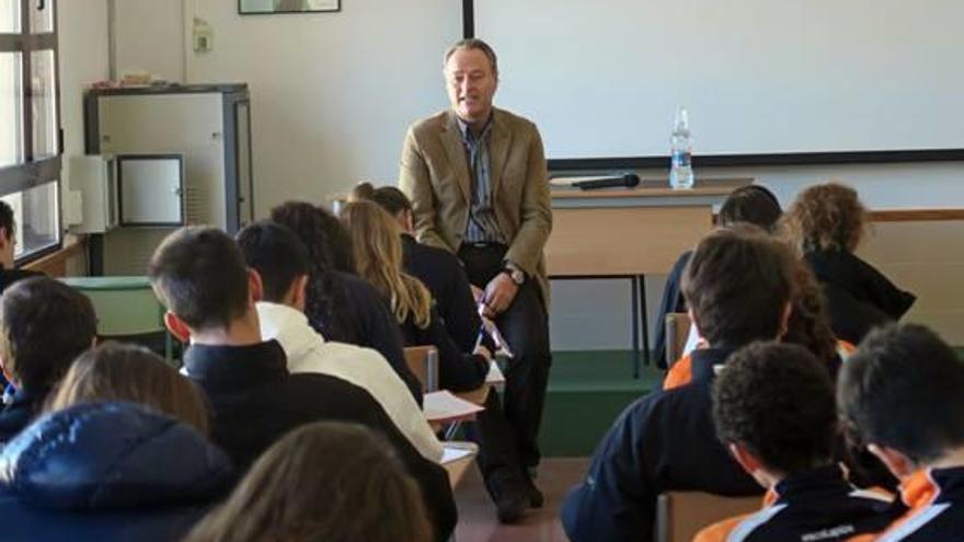 El expresidente Alberto Fabra, en l&#039;Escola Pia