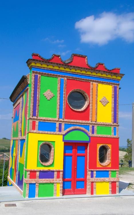 La capilla de Barolo es un estallido de color.