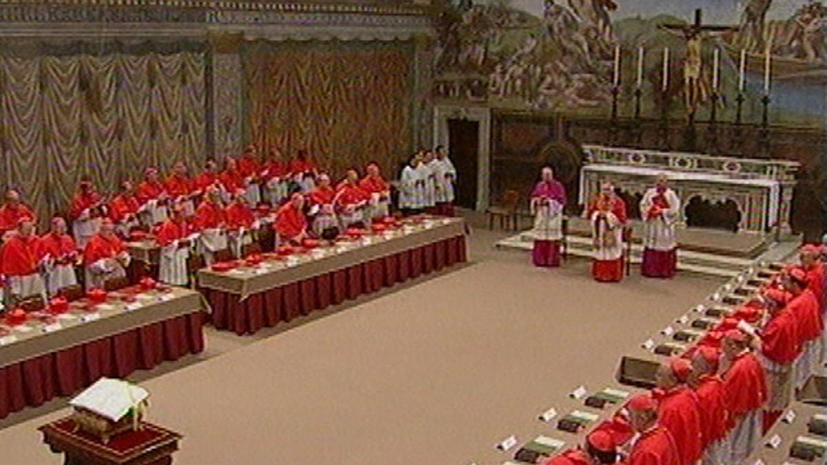 Cónclave de cardenales para elegir al sucesor de Juan Pablo II, el 18 de abril del 2005.