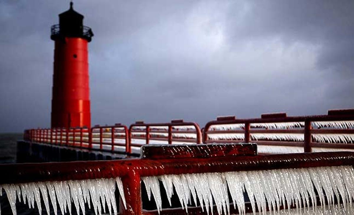 El gel cobreix les baranes pròximes a la torre del far, darrere de la base de Summerfest a Milwaukee (Estats Units).