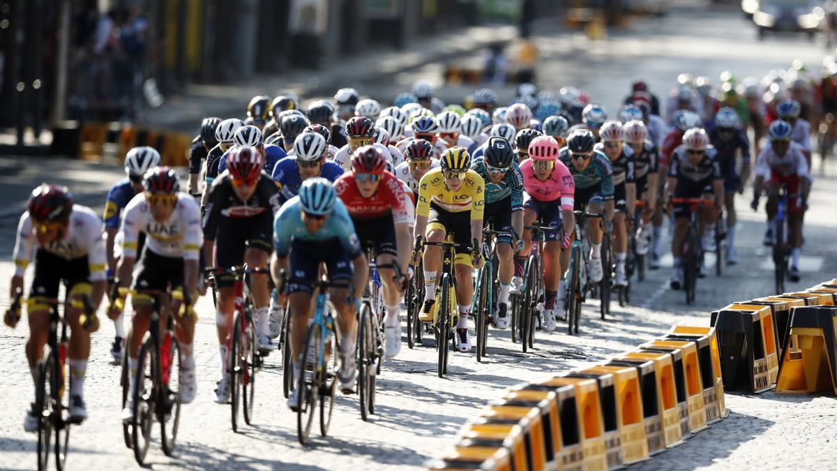 El pelotón del Tour de Francia, en la ultima etapa de a pasada edición.