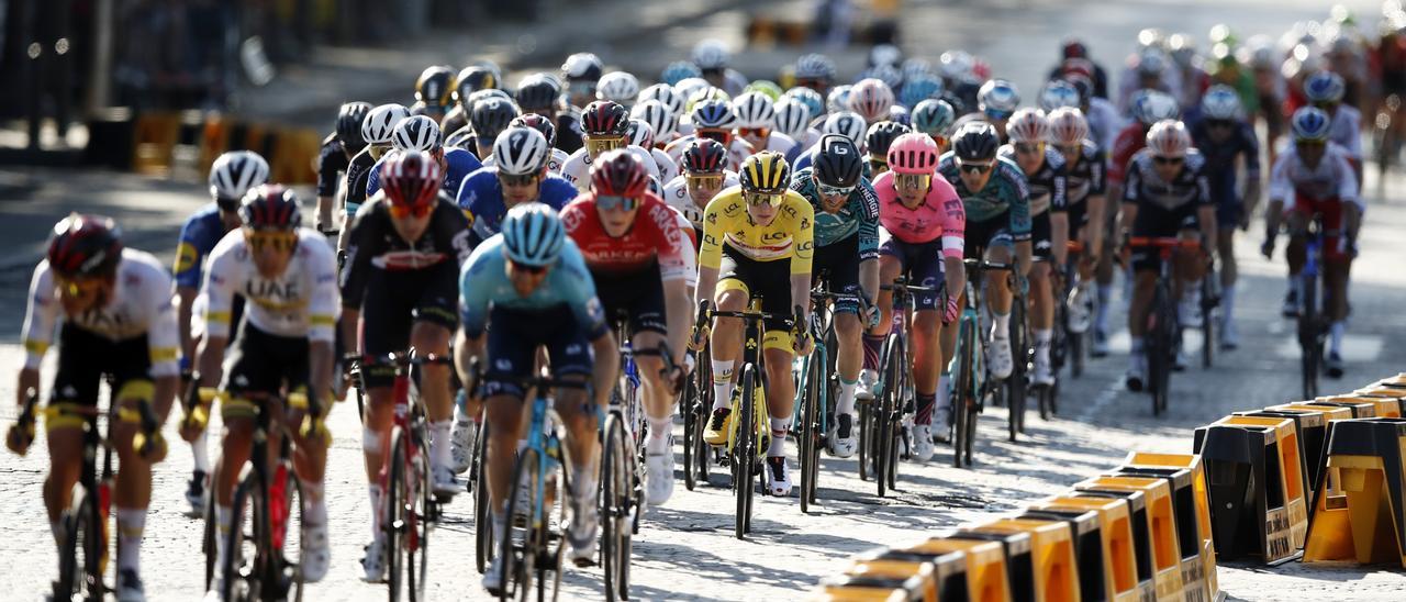 El pelotón del Tour de Francia, en la ultima etapa de a pasada edición.