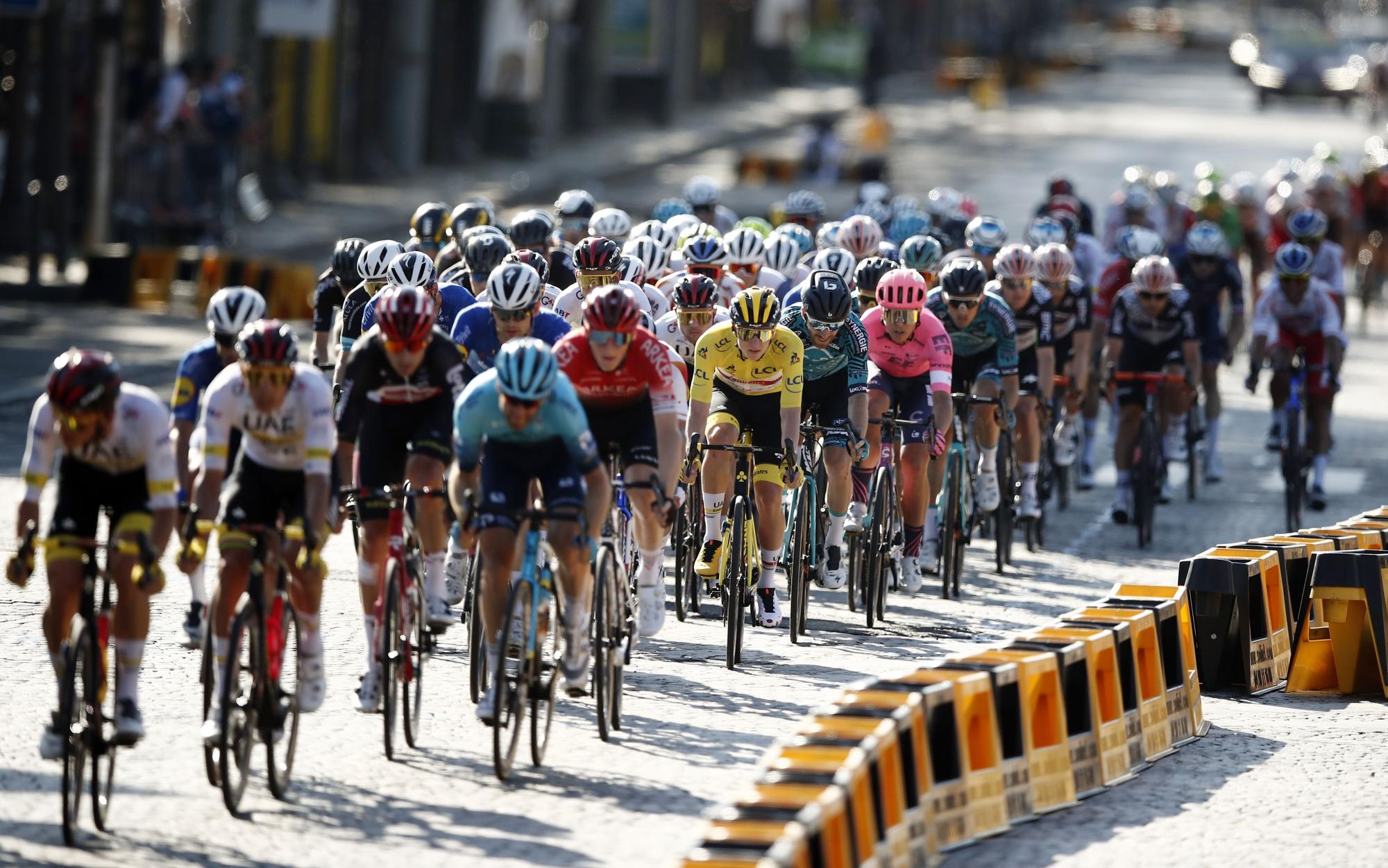 El pelotón del Tour de Francia, en la ultima etapa de a pasada edición.