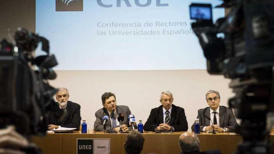 El presidente de la CRUE, Manuel López (segundo por la izquierda), ayer, con otros miembros de la organización. efe