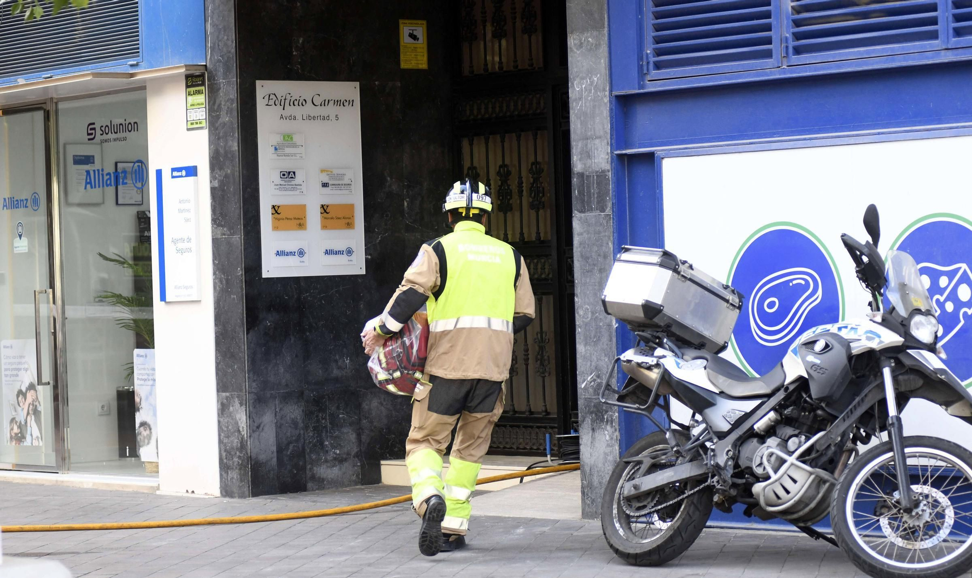 El incendio de un edificio en la Plaza Condestable, en imágenes
