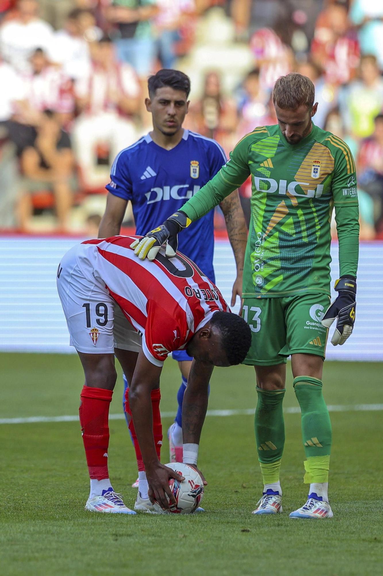 Derbi asturiano: las imágenes del partido entre el Sporting y el Oviedo en El Molinón