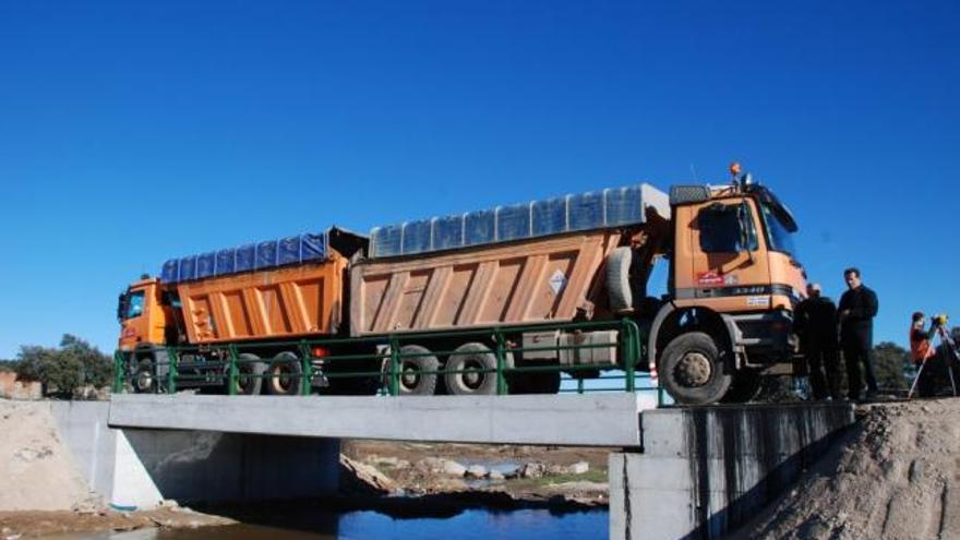 Imagen del puente de la calzada de Carbellino a Salce con los camiones durante la prueba de carga.