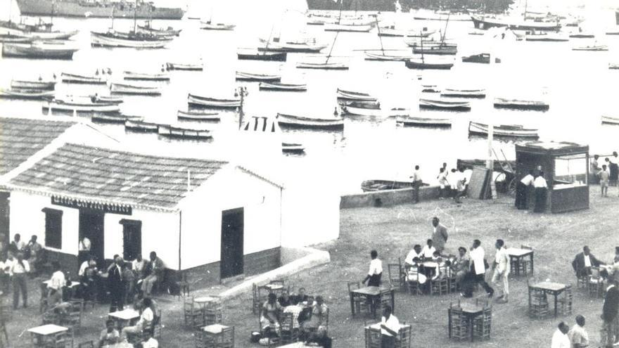 Cantina del bar ´La Marina´ y su terraza a mediados del siglo XX. / Colección Fco Sala Aniorte