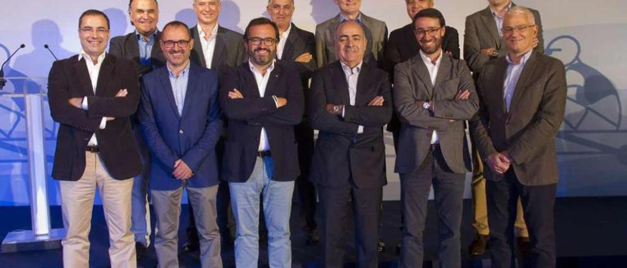 Desde la izquierda, Francisco Estévez (auditoría interna), Manuel Hernández (comercial), José Rodríguez (jurídica), David Troncoso (flota), Ignacio González (CEO), Rafael Prieto (acuicultura), Ángel Matamoro (personas), José Fafián (detrás, industria), Raimon Trías (finanzas), Carlos Sánchez (detrás, suministro), Juan Viñas (marketing) y Javier Díaz (detrás, estrategia y transformación). // FdV