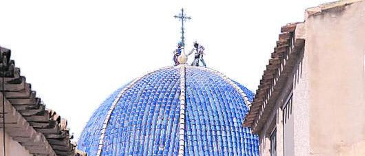 Los trabajadores sobre la cúpula de la iglesia de San Bartolomé de Petrer retirando la higuera. |