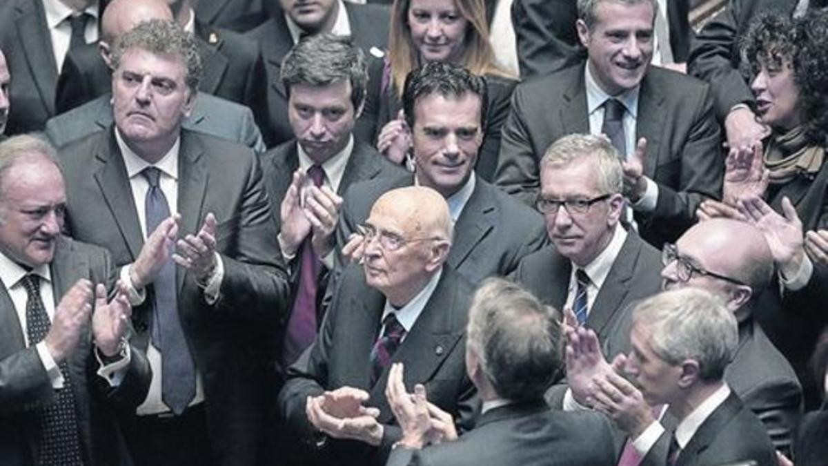 Napolitano (centro) aplaude junto a otros miembros del Parlamento, ayer.