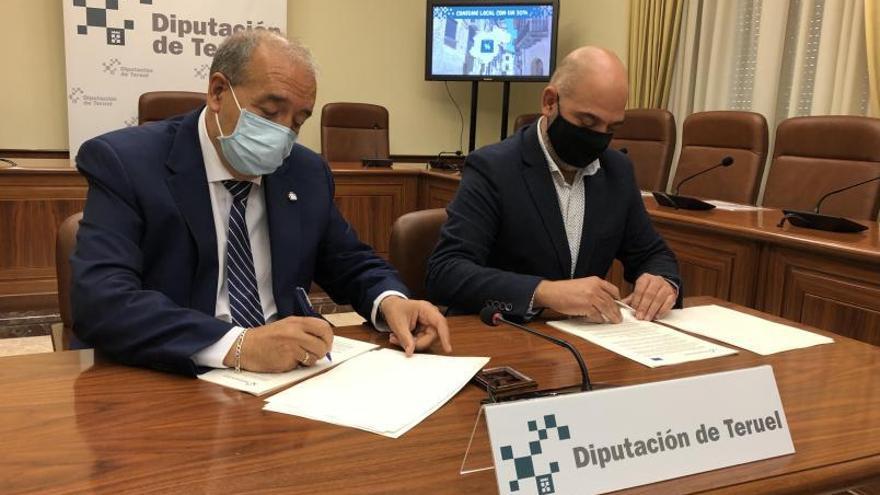 Manuel Rando y Antonio Santa Isabel firman el convenio por el que la Cámara de Comercio gestionará el programa.  | DPT