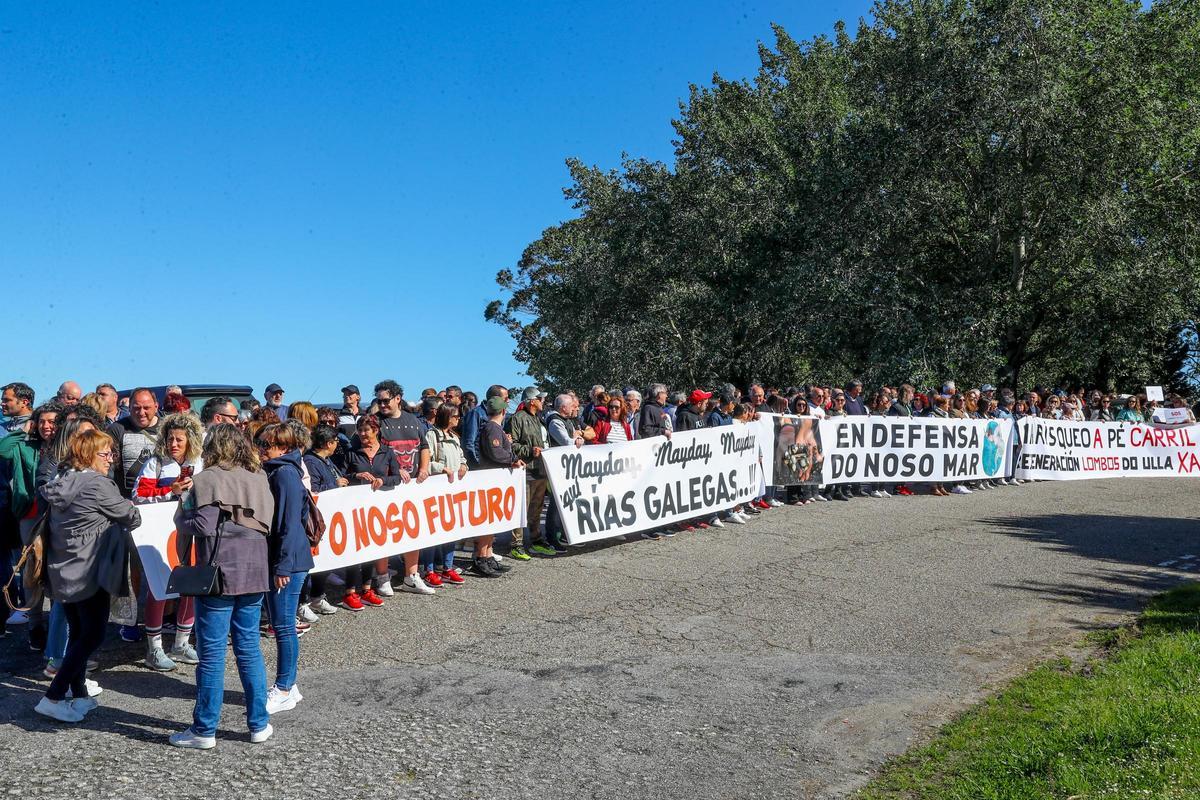 La protesta ante la delegación de la Consellerái do Mar, ayer.