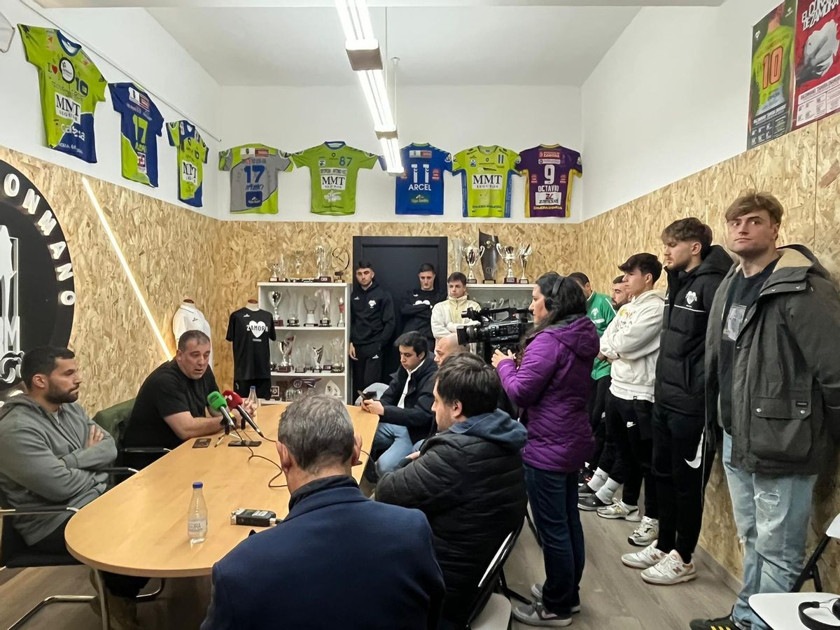 Imagen del adiós de Fran González como técnico del Balonmano Zamora.