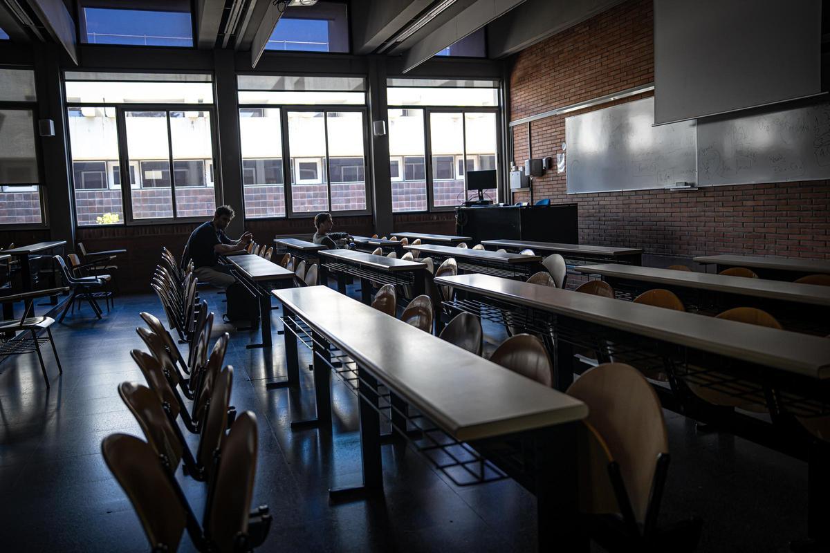 Dos alumnos, en un aula universitaria.
