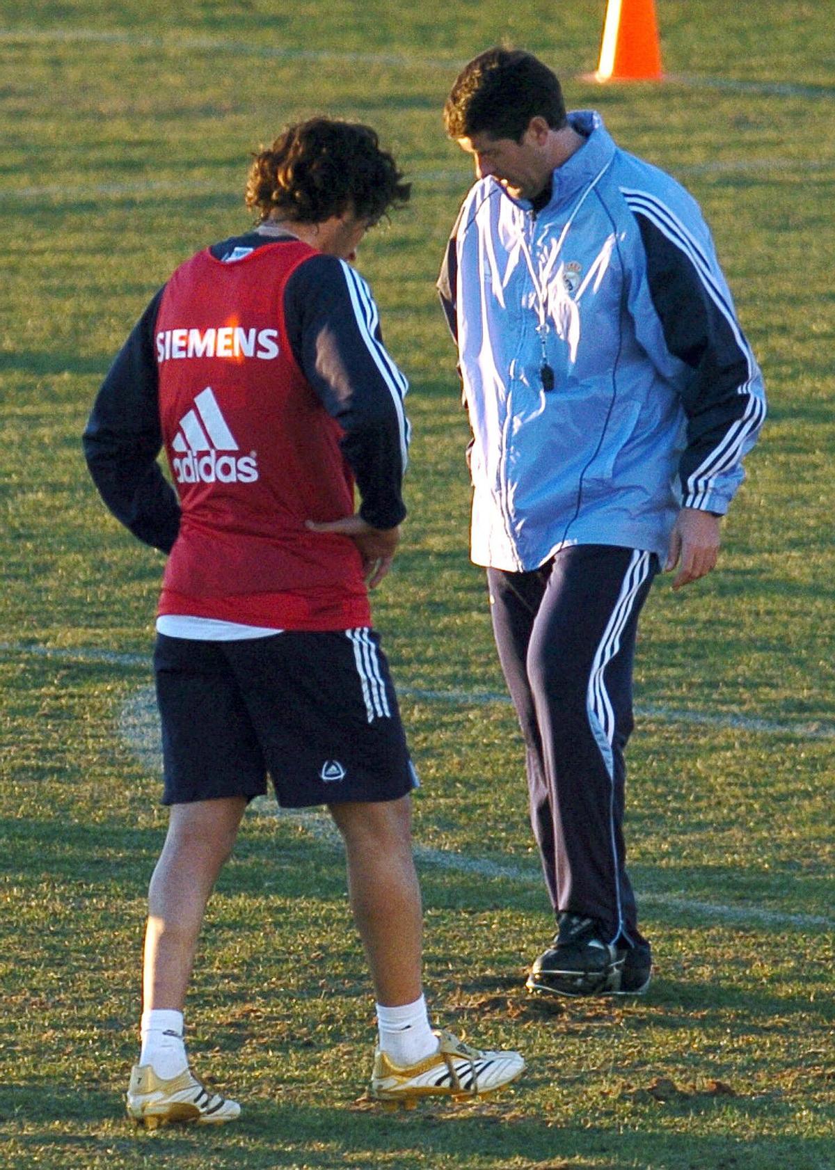 López Caro y Raúl González, entrenador y capitán del Real Madrid, conversan el día después de la dimisión de Florentino, el 27 de febrero de 2006.