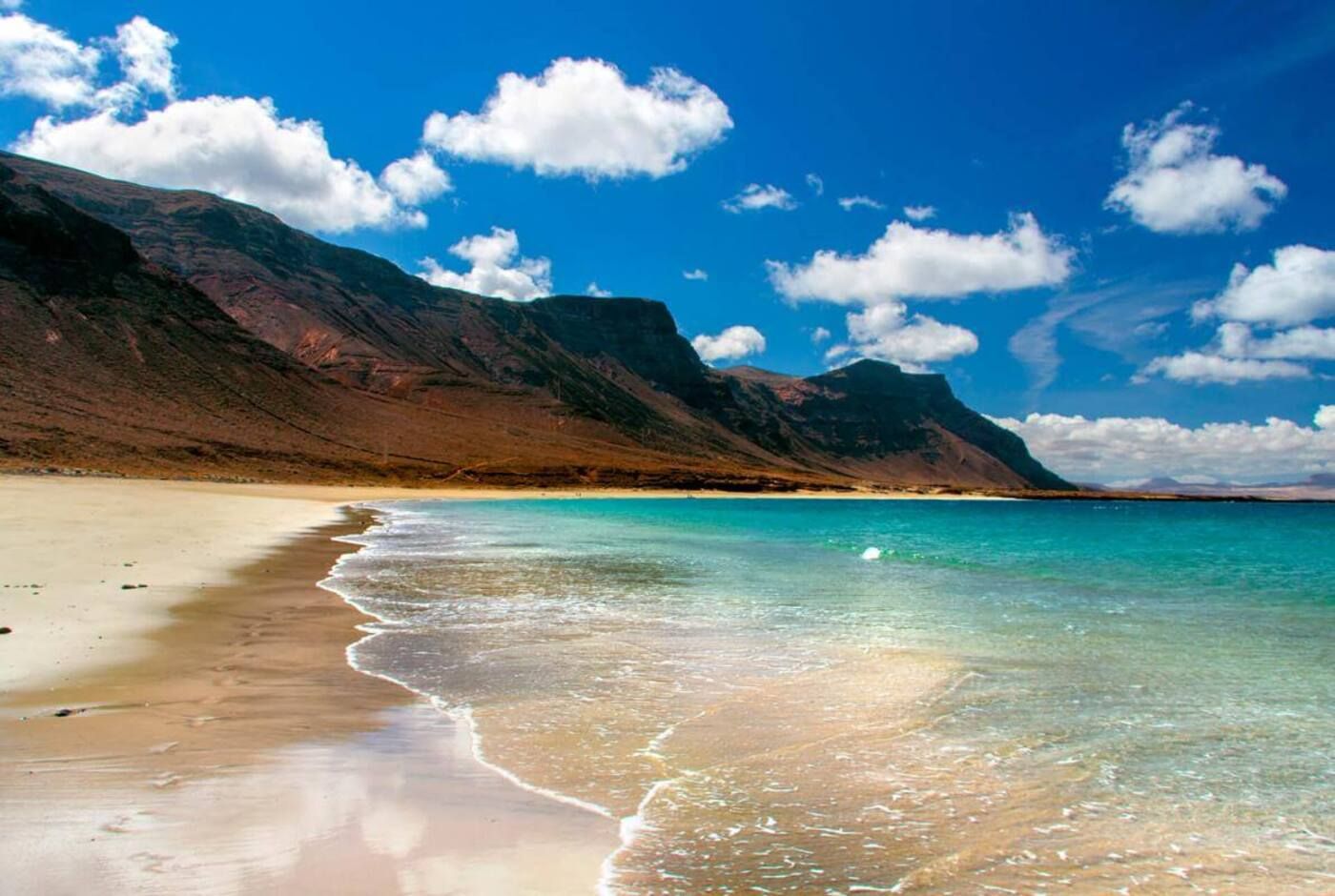 Vista de la Playa Bajo El Risco de Famara.jpg