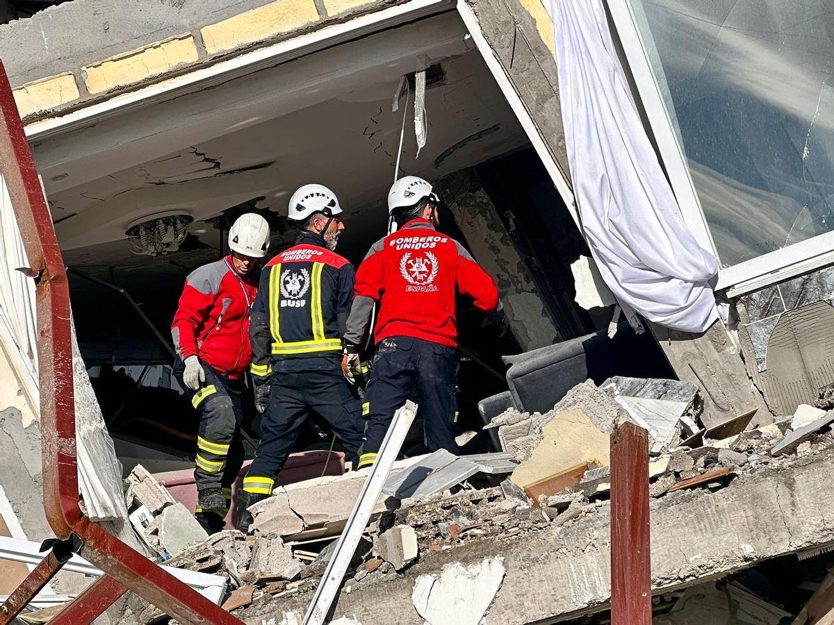 Uno de los bomberos de Córdoba, junto a dos compañeros, en uno de los edificios derrumbados en Turquía.