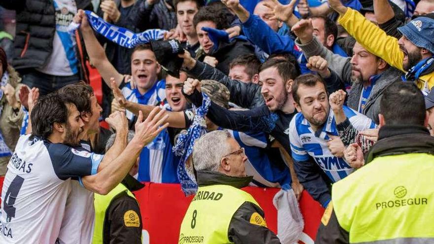Arribas celebra con Pedro Mosquera, autor del gol del último triunfo del Deportivo en El Molinón.