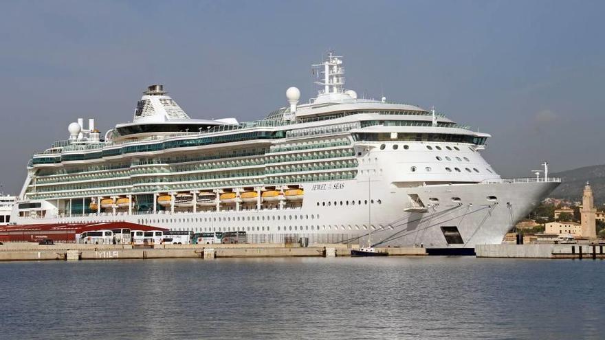 El &#039;Jewel of the Seas&#039;, ayer atracado en el puerto de Palma.