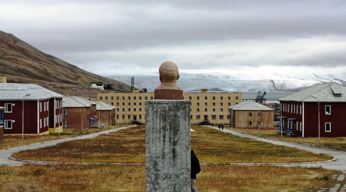  Un bust de Lenin contempla els edificis buits i les fàbriques parades de Pyramiden. Més enllà, la neu omnipresent a les illes Svalbard.