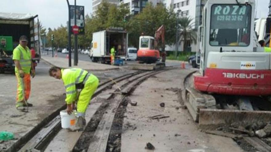 Retiran las vías de la T2 tras cuatro años abandonadas