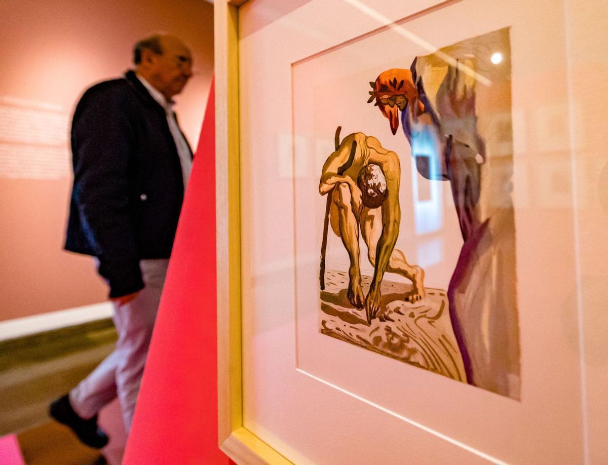Un visitante ante una obra de la 
exposición Dalí-Metamorfosis.  | DAVID REVENGA