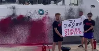 Los dos activistas detenidos por pintar un megayate en Ibiza se enfrentan a un delito de daños