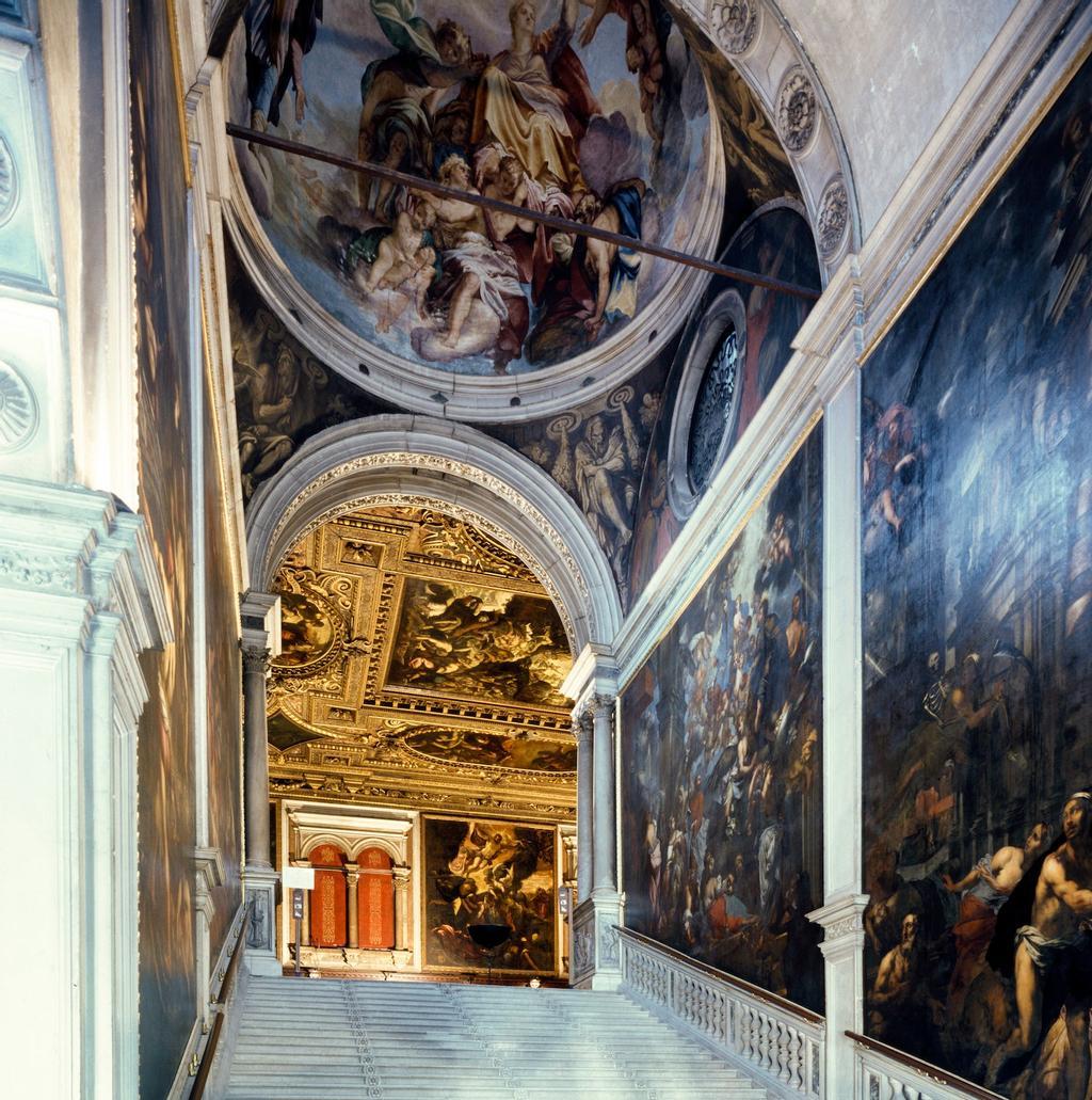 Obras de los pintores barrocos Antonio Zanchi y Pietro Negri en las escaleras de la Scuola Grande di San Rocco.