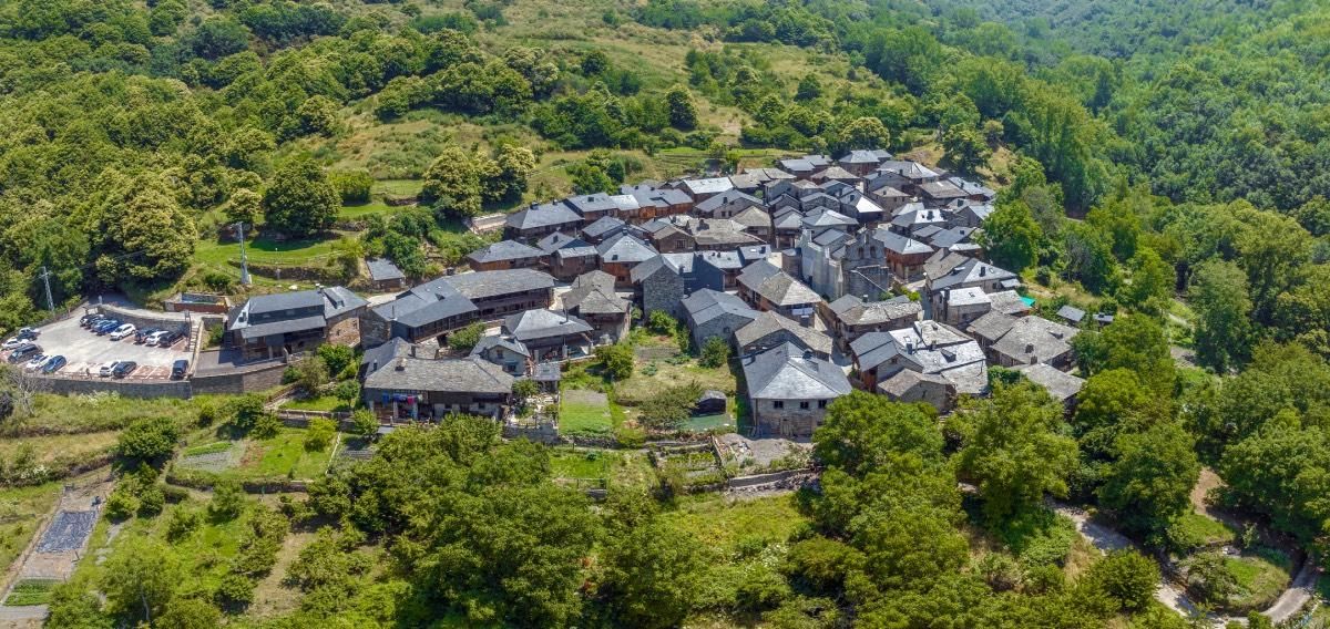 Las casas oscuras de Peñalba de Santiago