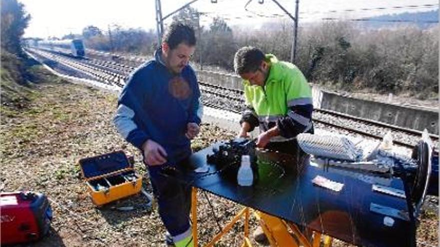 Els operaris van treballar fins a quarts de cinc de la tarda per arreglar la línia de fibra òptica.