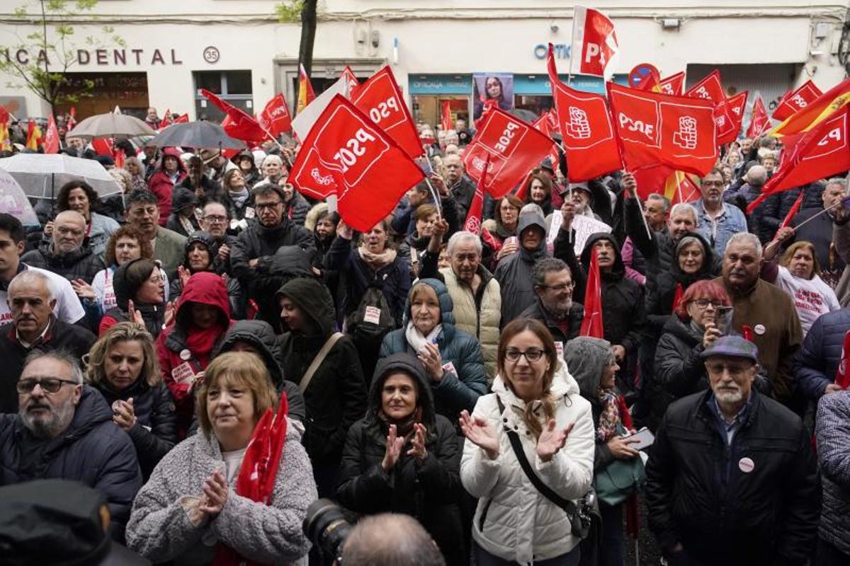 Más de un millar de militantes socialistas se concentran bajo la lluvia en Ferraz en apoyo a Sánchez
