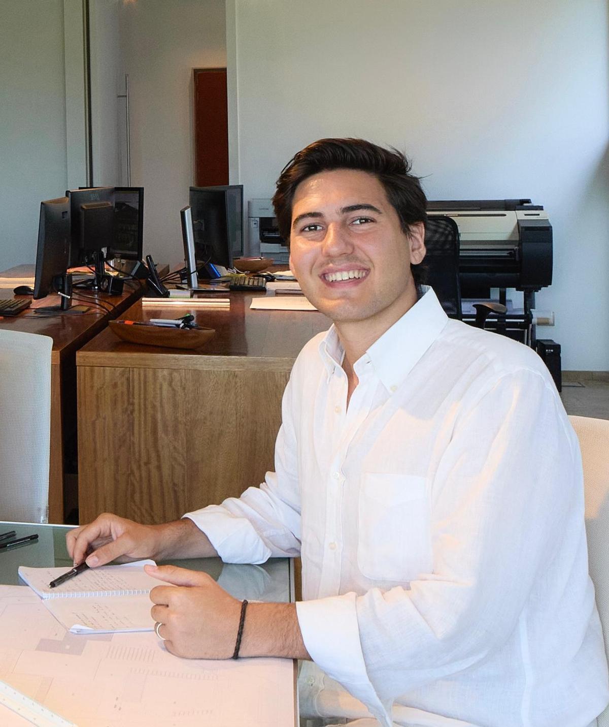 Juan García Huete en un despacho.