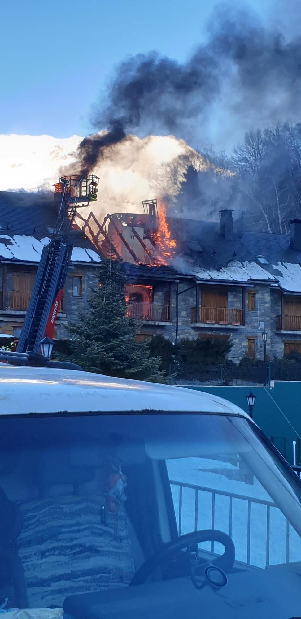 Un incendio calcina cuatro apartamentos en Tramacastilla de Tena