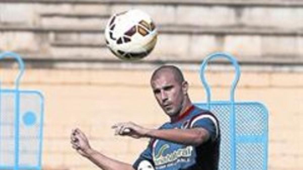 Carlos Aranda, en un entrenamiento con el Numancia en octubre.