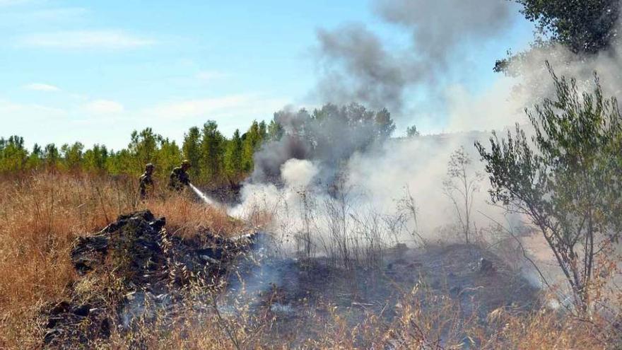 Los bomberos intervienen sobre las llamas.