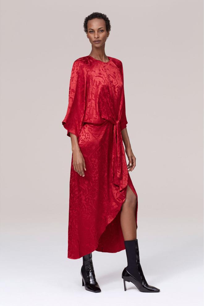Campaña timeless de Zara: modelo con vestido midi jacquard