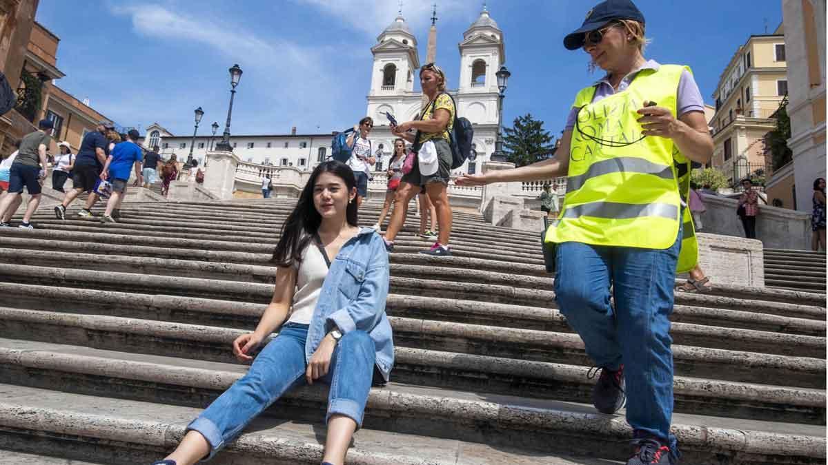 Roma multará a quienes se sienten en la escalinata de la plaza de España