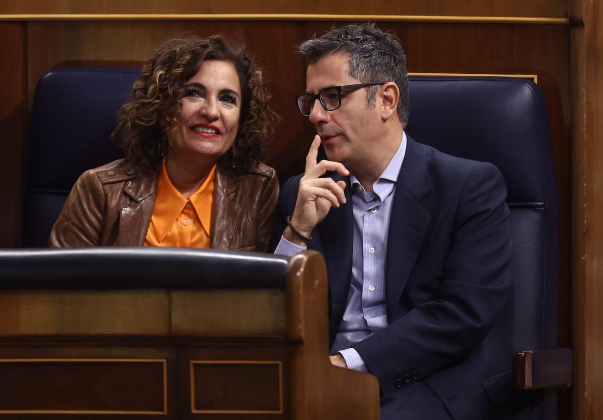 El ministro de Presidencia, Félix Bolaños, habla con la titular de Hacienda, María Jesús Montero, esta tarde en el Congreso. El ministro de Presidencia, Félix Bolaños, habla con la titular de Hacienda, María Jesús Montero, esta tarde en el Congreso.