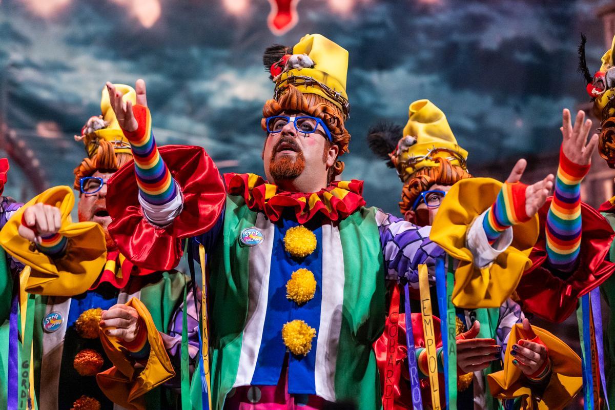 Los payasos que representan a los afectados por la violencia escolar en la comparsa 'Dumbo'.