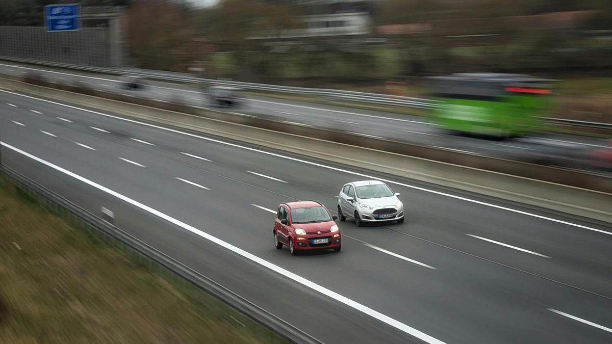 Dos coches en una autovía con radares de la DGT